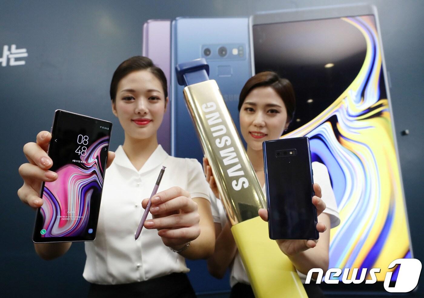 갤럭시노트9 선개통날인 지난달 21일 서울 중구 SK텔레콤 본사 T타워에서 삼성전자 갤럭시노트9을 선보이고 있다.  2018.8.21/뉴스1 ⓒ News1 박세연 기자