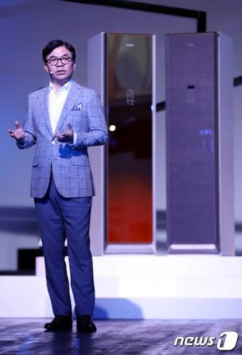 본문 이미지 - 김현석 삼성전자 대표이사 사장이 21일 오전 서울 강남구 청담동 드레스가든에서 열린 에어, 스팀, 건조, 청정 4단계 전문 의류 관리가 가능한 의류청정기 ‘에어드레서’ 미디어데이에서 삼성전자의 가전 전략에 대해 설명하고 있다.2018.8.21/뉴스1 ⓒ News1 이광호 기자