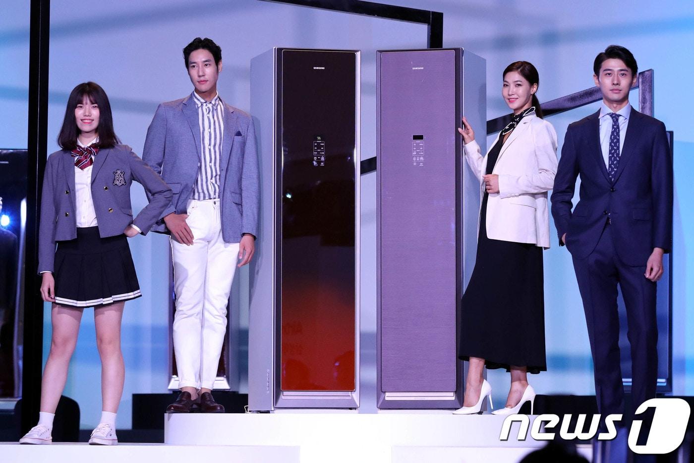 21일 오전 서울 강남구 청담동 드레스가든에서 모델들이 삼성전자의 의류청정기 ‘에어드레서’를 선보이고 있다. 에어드레서는 에어, 스팀, 건조, 청정 4단계 전문 의류 관리가 가능한 의류청정기이다.2018.8.21/뉴스1 ⓒ News1 이광호 기자