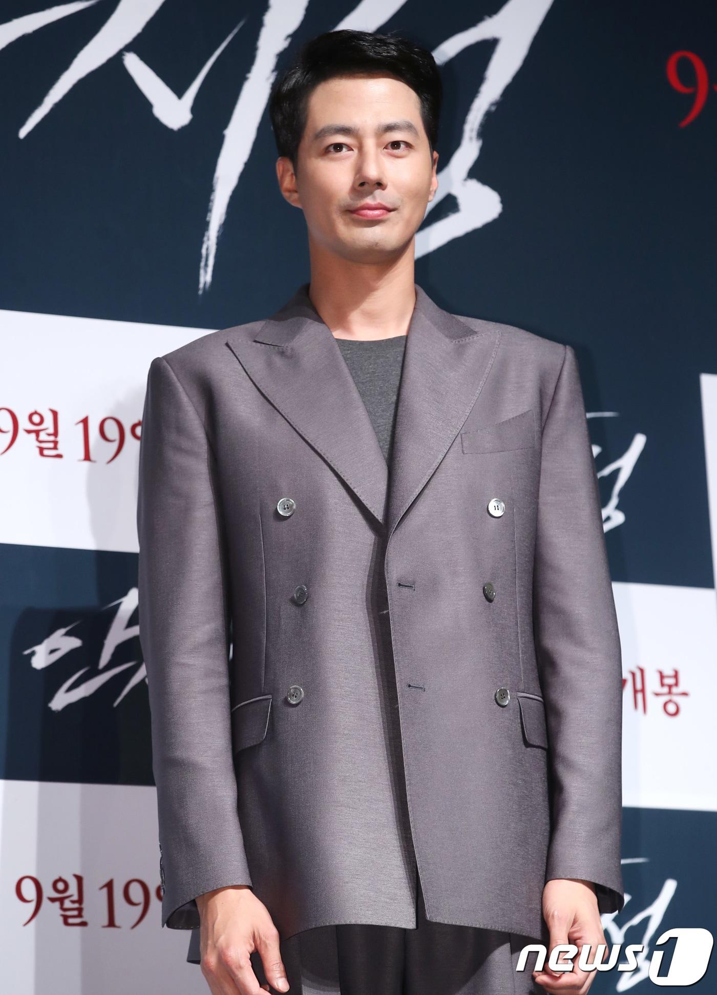 본문 이미지 - 배우 조인성이 21일 서울 강남구 압구정CGV에서 열린 영화 ‘안시성’ 제작보고회에 참석해 매력을 발산하고 있다. ‘안시성'은 동아시아 전쟁사에서 가장 극적이고 위대한 승리로 전해지는 88일간의 안시성 전투를 그린 작품이다. 2018.8.21./뉴스1 ⓒ News1 권현진 기자