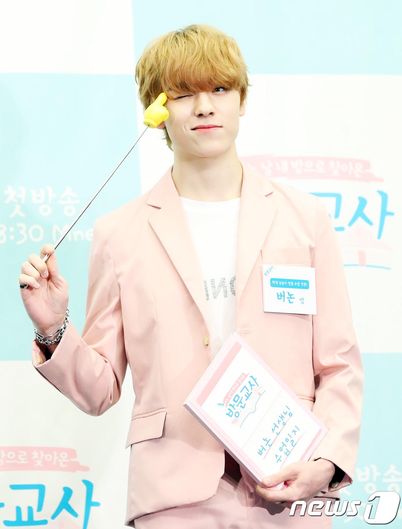 본문 이미지 - 세븐틴 버논이 21일 오후 서울 상암 스탠포드 호텔에서 열린 Mnet 예능 ‘방문교사’ 제작발표회에 참석해 포즈를 취하고 있다. ‘방문교사’는 연예인이 일반인 학생의 방문교사가 되어 1:1 과외를 하는 신개념 교육 예능이다. 2018.8.21./뉴스1 ⓒ News1 권현진 기자