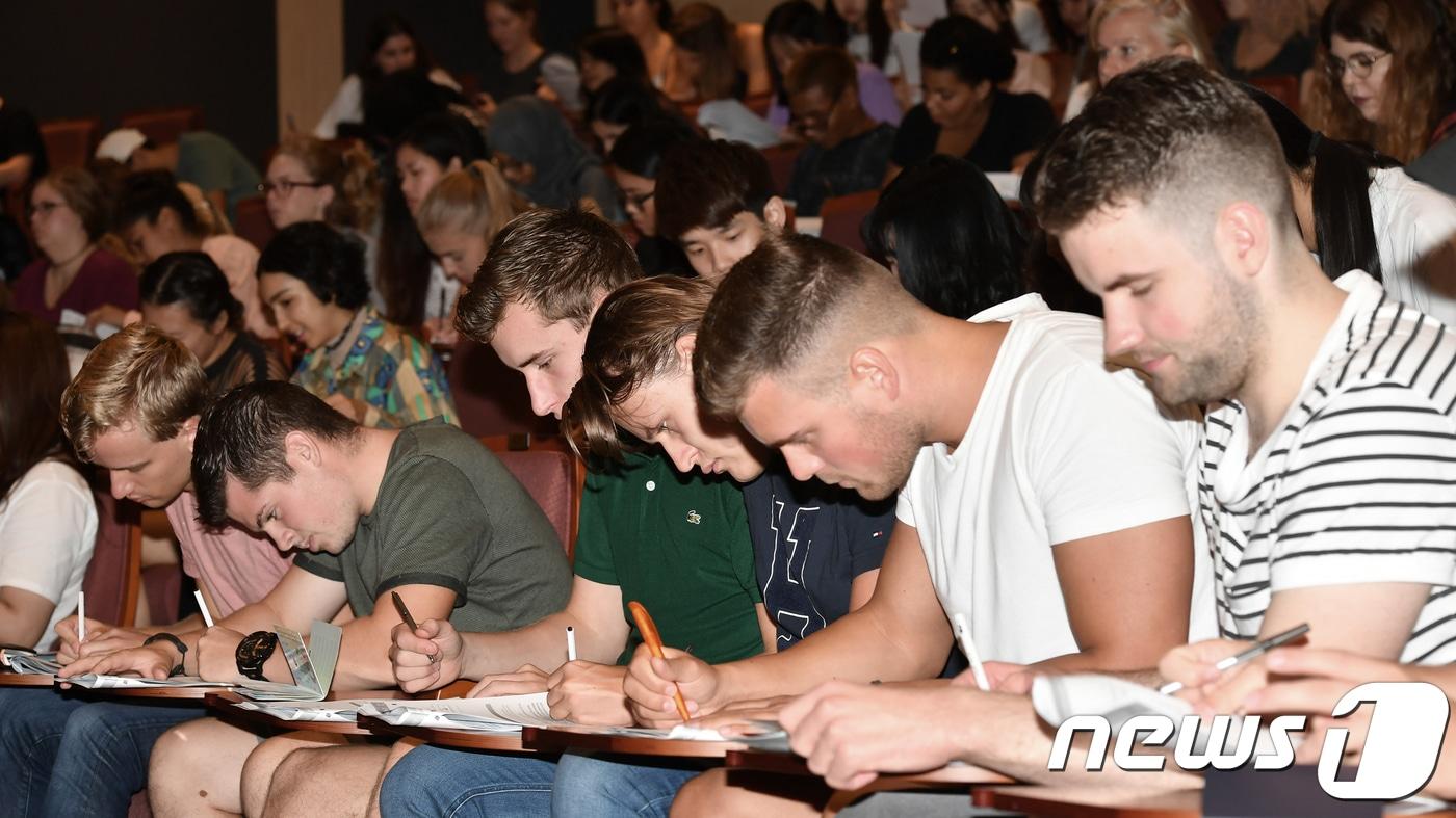 본문 이미지 - 건국대학교 학생회관 프라임홀에서 열린 외국인 교환학생 오리엔테이션.(사진은 기사 내용과 무관함) 2018.8.21/뉴스1