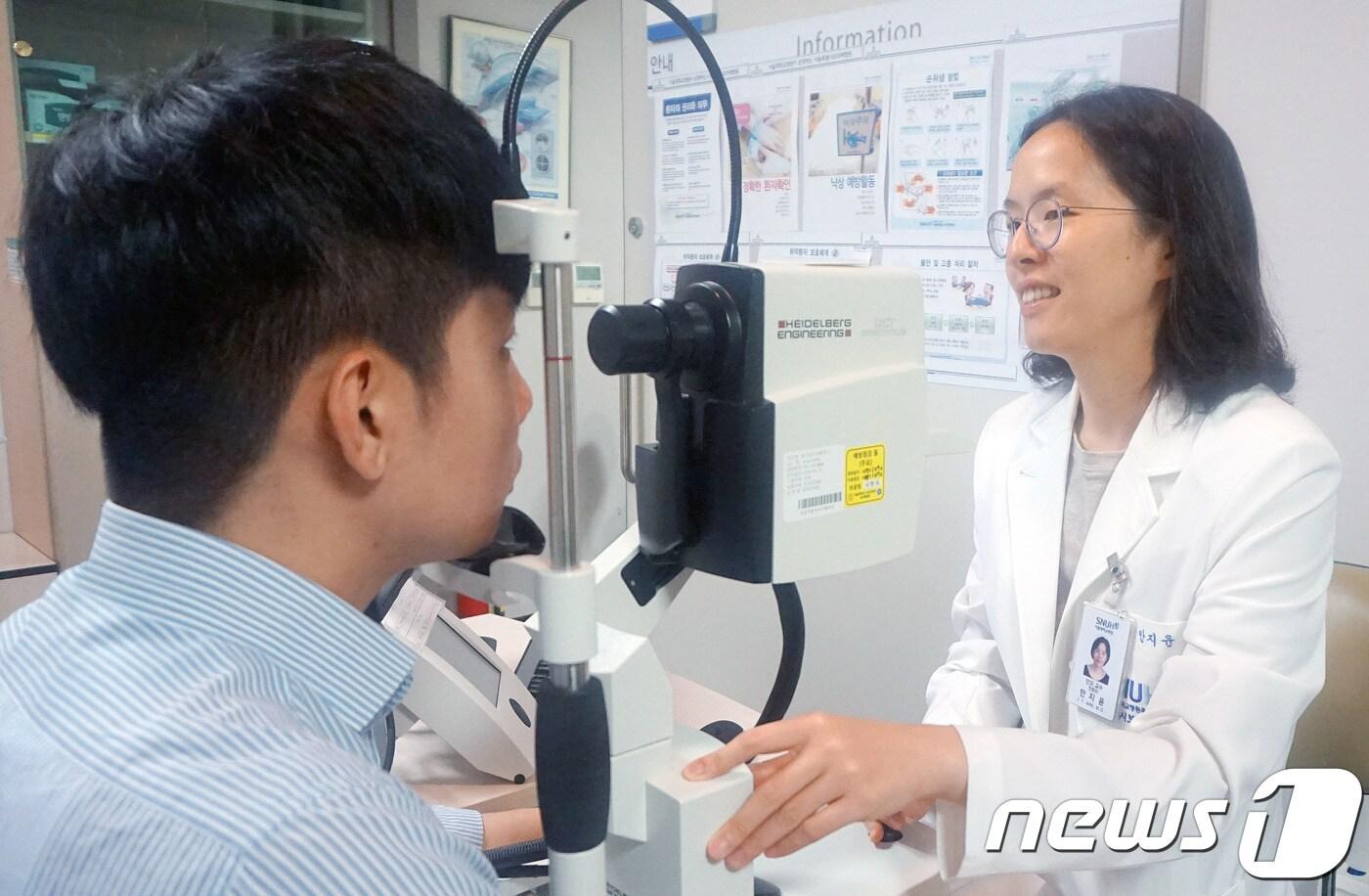 본문 이미지 - 서울특별시보라매병원에서 망막검사를 받고 있는 환자.ⓒ News1