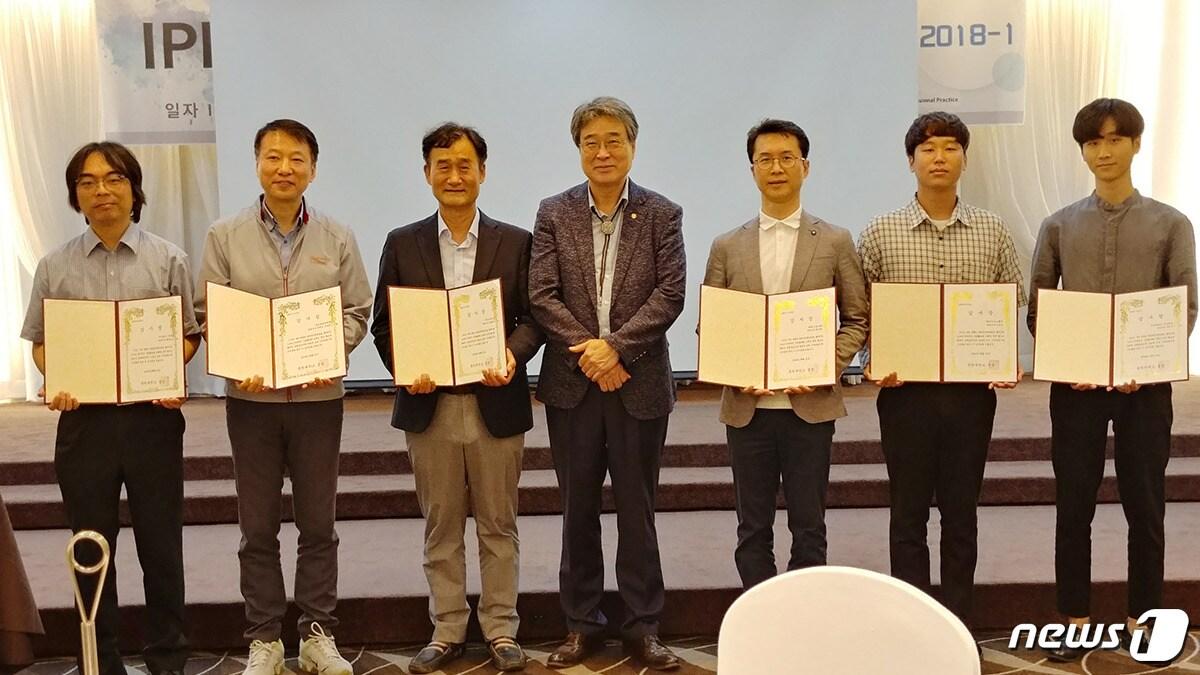 본문 이미지 - 박노권 총장과 감사장을 받은 기업 관계자들이 기념촬영을 하고 있다. ⓒ News1