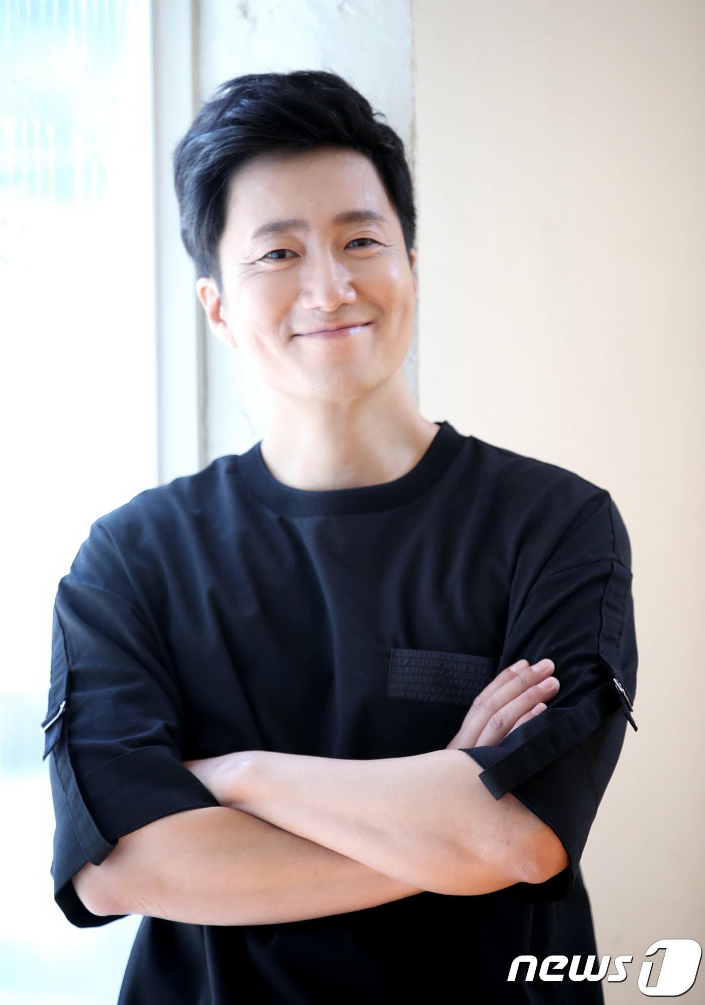 본문 이미지 - 서울 삼청동 카페, 영화 '상류사회' 배우 박해일 인터뷰. 2018.8.22/뉴스1 ⓒ News1 권현진 기자