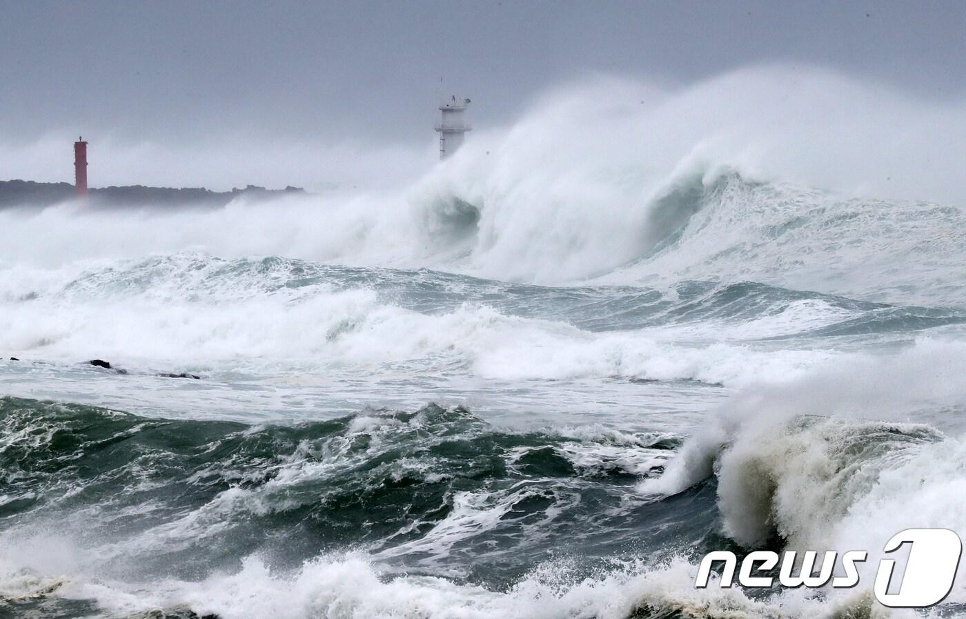 제19호 태풍 솔릭이 한반도를 향해 북상중인 22일 제주 서귀포시 남원읍 해안에 높은 파도가 몰아 치고 있다.2018.8.22/뉴스1 ⓒ News1 이석형 기자