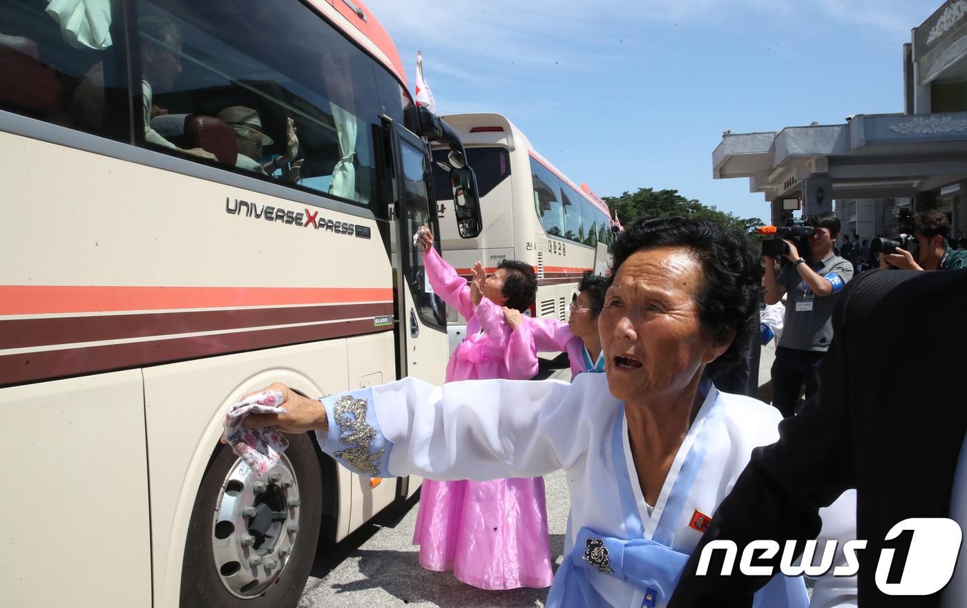 본문 이미지 - 이산가족 상봉행사 1회차 마지막날인 22일 북한 금강산호텔에서 열린 작별상봉 및 공동중식을 마친 후 버스에 오른 1차 이산가족상봉 가족들이 마지막 인사를 하고 있다. 2018.8.22/뉴스1 ⓒ News1 뉴스통신취재단