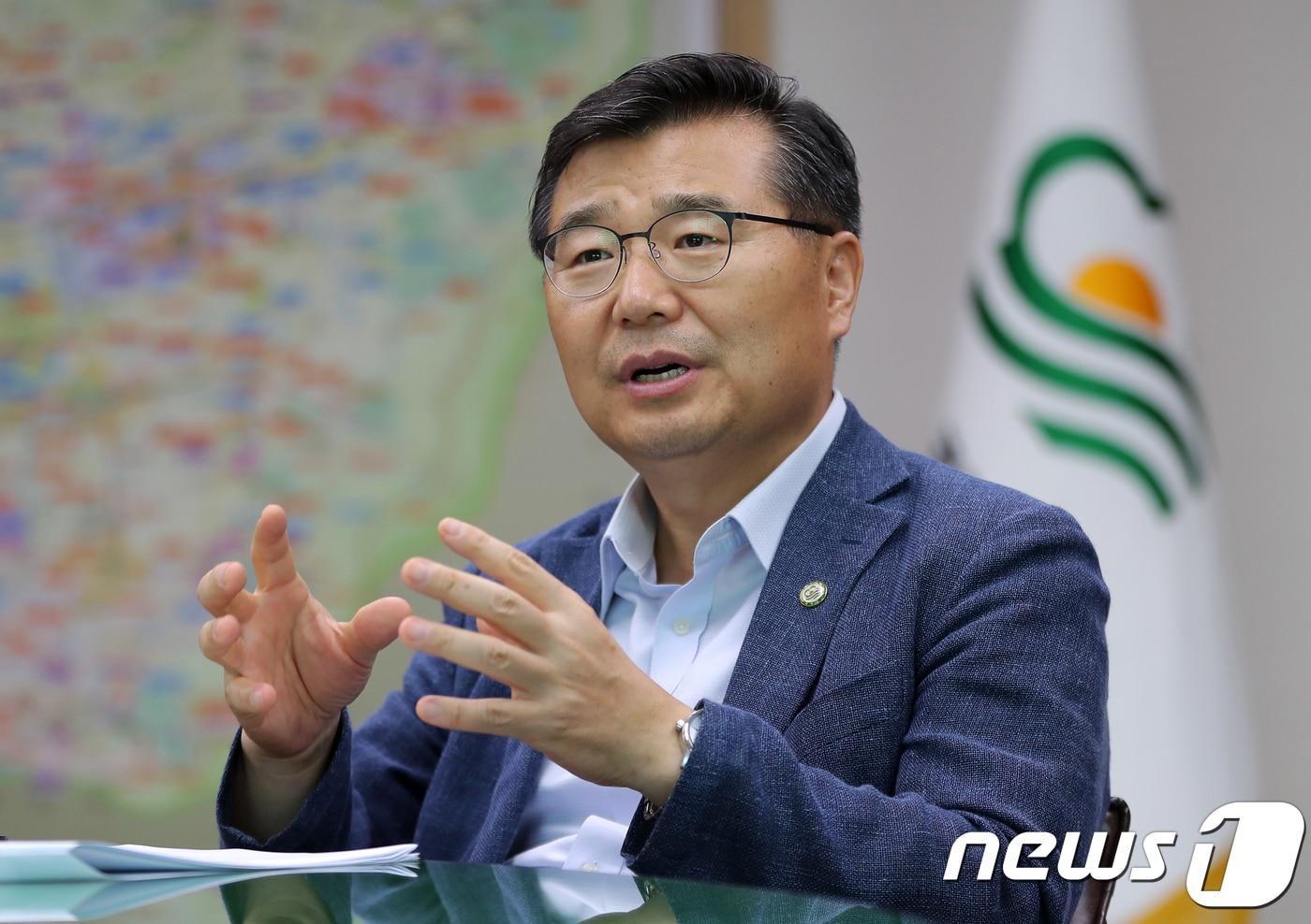 본문 이미지 - 류경기 중랑구청장이 22일 서울 중랑구청에서 뉴스1과 인터뷰 하고 있다. 2018.8.22/뉴스1 ⓒ News1 구윤성 기자