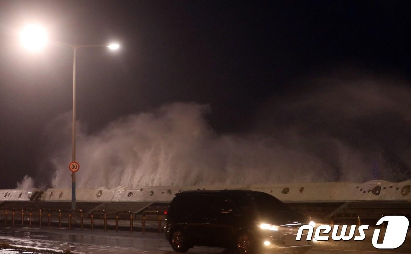제19호 태풍 솔릭이 한반도를 향해 북상 중인 22일 제주시 탑동 방파제에서 차를 덮칠만큼 높은 파도가 치고 있다.2018.8.22/뉴스1 ⓒ News1 고동명 기자