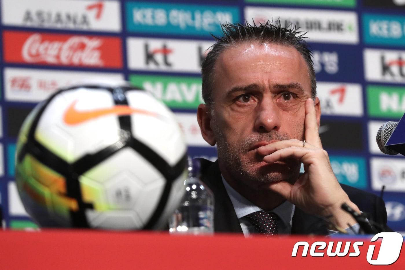 2022카타르월드컵까지 축구국가대표팀을 지휘할 파울루 벤투 감독이 23일 오전 경기도 고양 엠블호텔에서 열린 취임 기자회견에서 취재진의 질문을 듣고 있다.2018.8.23/뉴스1 ⓒ News1 이광호 기자