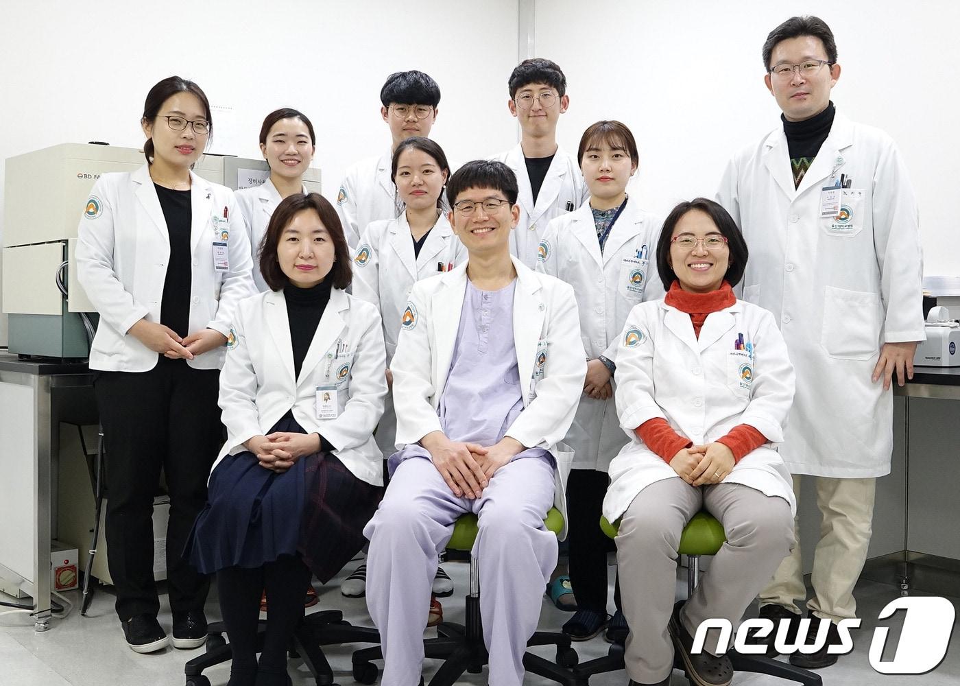 본문 이미지 - 급성백혈병 치료 물질 레인(Rhein)을 발견한 울산대병원 혈액내과 조재철·최윤숙 교수 연구팀.(울산대병원 제공) ⓒ News1