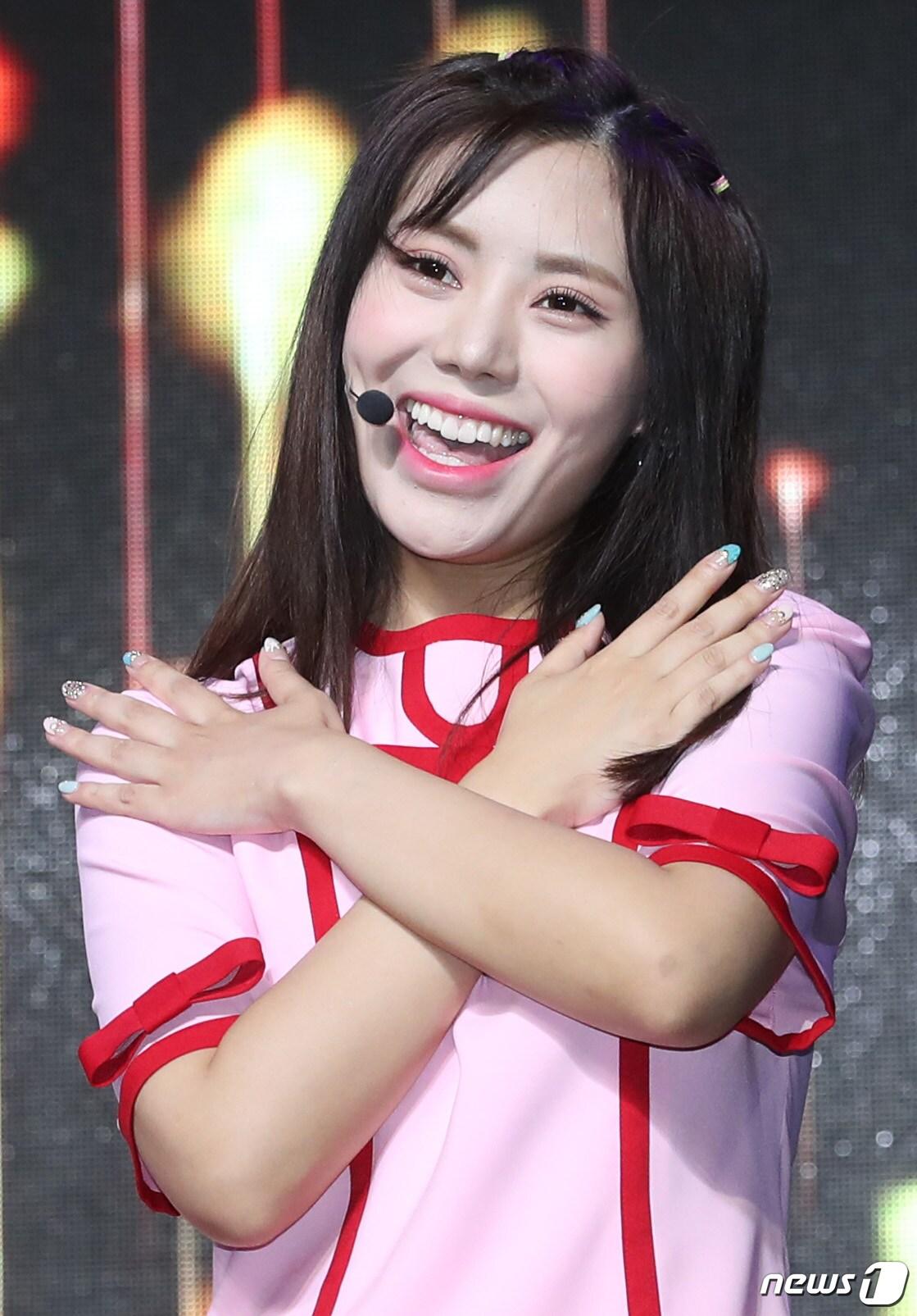 본문 이미지 - 걸그룹 샤샤(SHA SHA) 완린이 23일 오후 서울 마포구 서교동 하나투어 브이홀에서 열린 두 번째 싱글앨범 '왓더헥‘(WHAT THE HECK) 발매 기념 쇼케이스에 참석해 신곡을 선보이고 있다. 2018.8.23./뉴스1 ⓒ News1 권현진 기자