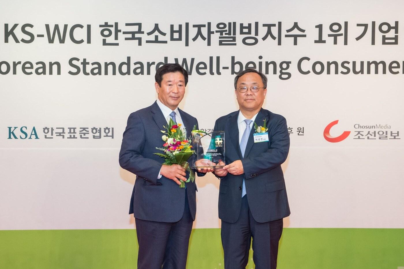 본문 이미지 - 에몬스가구 김경수 회장(왼쪽)이 이상진 표준협회 회장으로부터 인증패를 수여받고 있다. (사진제공=에몬스)ⓒ News1