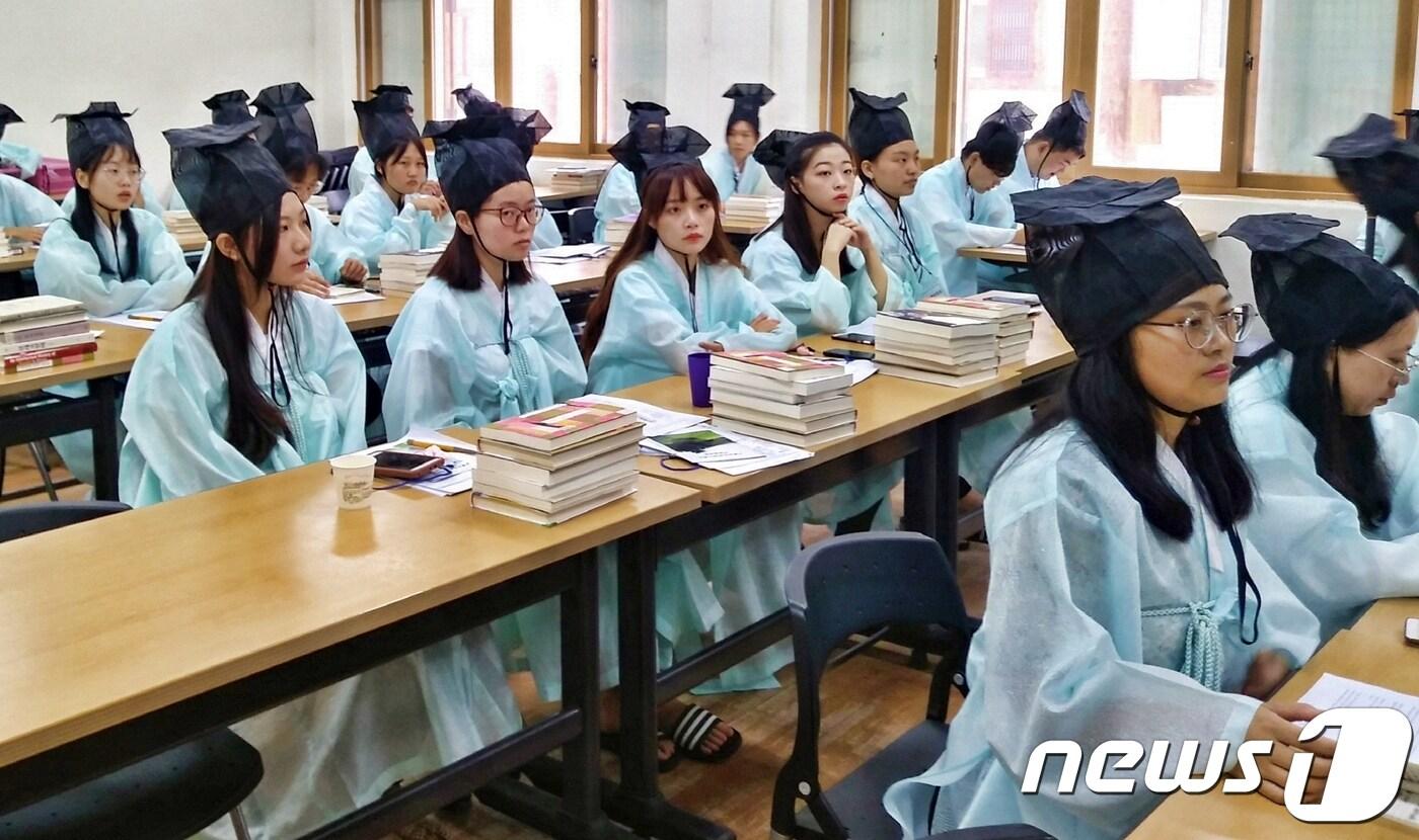 중국 남창대학과 과기학원 교수, 대학생들이 전북 순창군 훈몽재에서 전통유학을 배우고 있다.(순창군 제공)2018.08.23./뉴스1 ⓒ News1