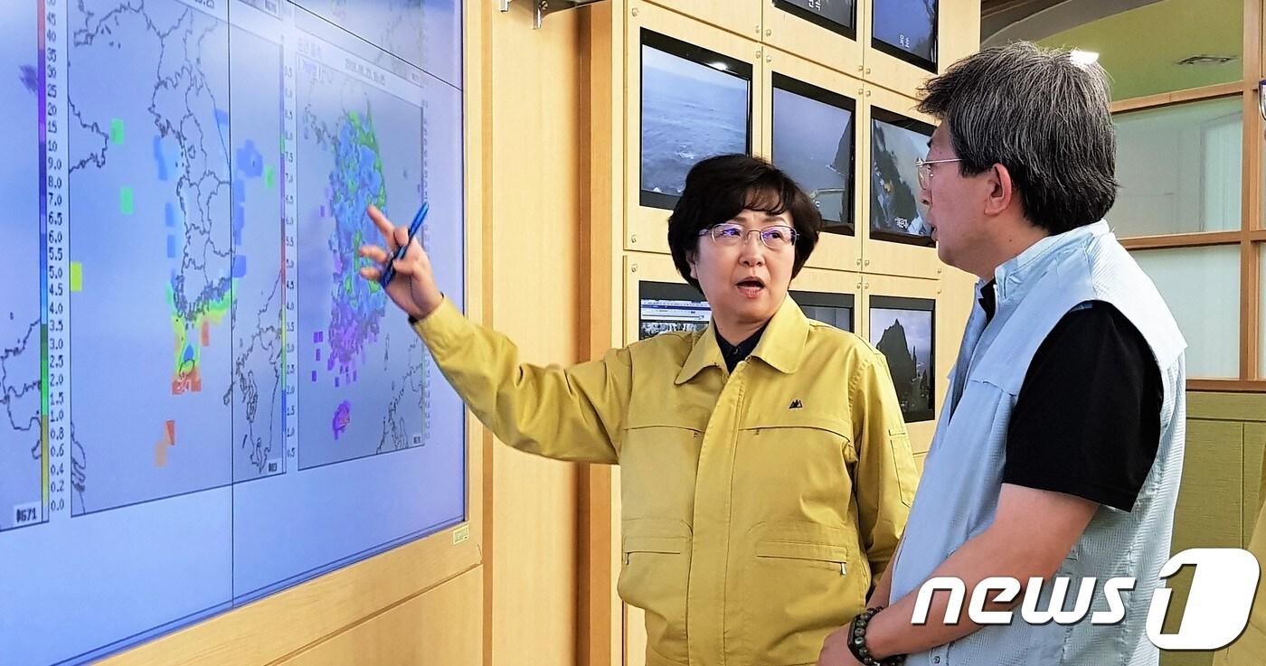 본문 이미지 - 김은경 환경부 장관이 23일 오후 4시 서울 동작구 기상청 국가기상센터를 찾아 직원들을 격려하고 제19호 태풍 '솔릭'(Soulik)의 이동 경로와 영향 정도를 유희동 예보국장으로부터 설명을 듣고 있다. 2018.8.23/뉴스1 ⓒ News1 황덕현 기자