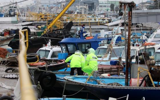 본문 이미지 - 전북 군산시 해망동 내항에서 군산해경이 피항한 선박들을 점검하고 있다.(군산해경 제공. 재판매 및 DB금지)/뉴스1