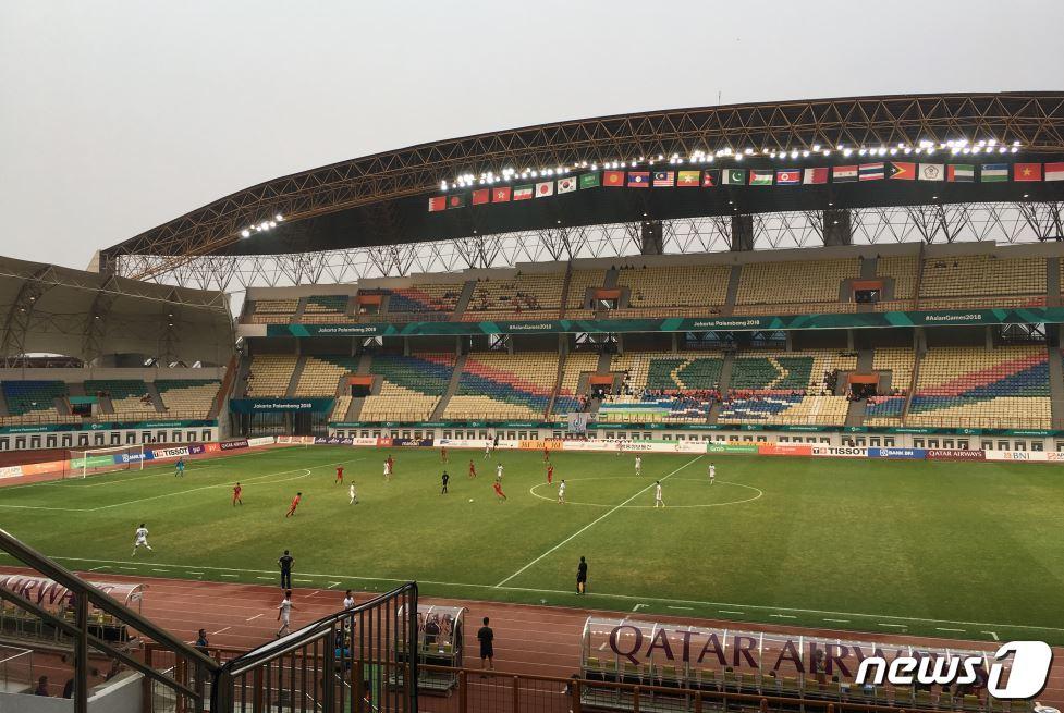 본문 이미지 - 하얀색 유니폼의 우즈베키스탄가 23일(현지시간) 인도네시아 자와바랏주 치카랑의 위바와 묵티 스타디움에서 열린 홍콩과의 '2018 자카르타-팔렘방 아시안게임' 남자 축구 16강전에서 3-0으로 승리했다. ⓒ News1