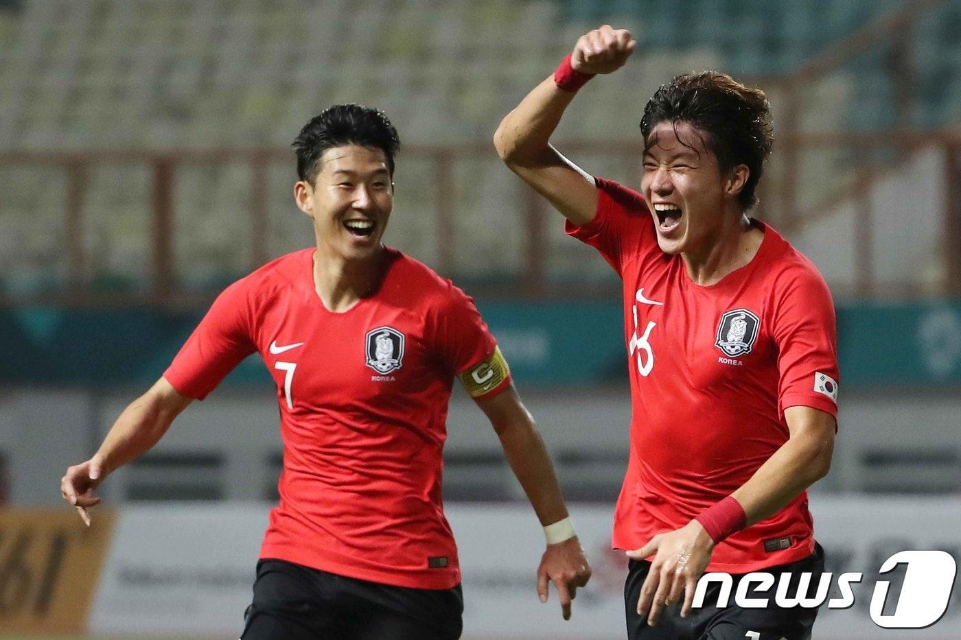 본문 이미지 - 축구 대표팀에 선발된 황의조(오른쪽)와 손흥민. /뉴스1 ⓒ News1 임세영 기자