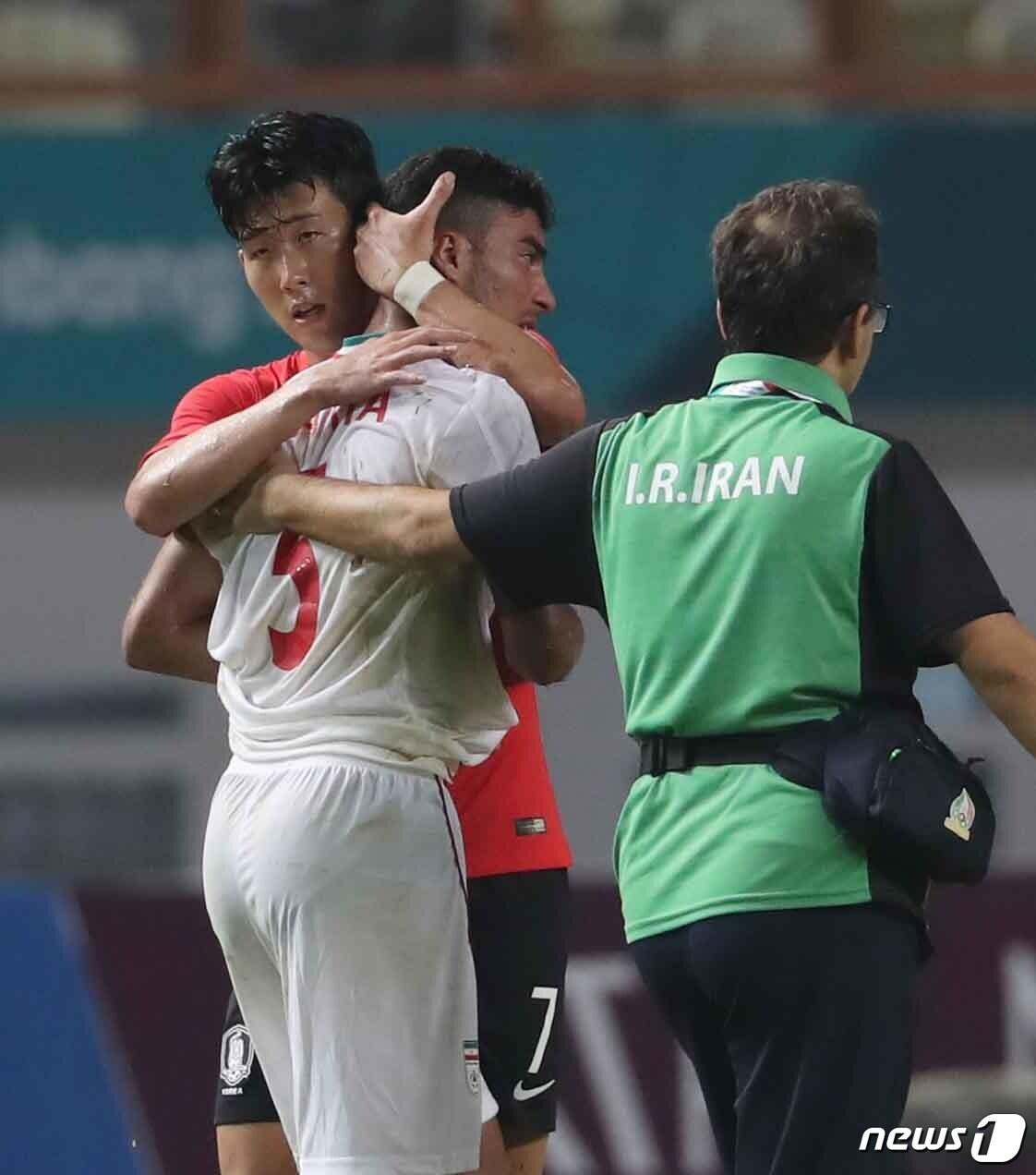 본문 이미지 - 23일 오후 인도네시아 자와바랏주 치카랑에 위치한 위바와 묵티 스타디움에서 열린 2018 자카르타·팔렘방 아시안게임 U-23 남자축구 16강전 대한민국과 이란의 경기에서 손흥민이 이란 선수를 위로하고 있다. 이날 대한민국은 이란을 2대0으로 꺾고 8강에 진출했다. 2018.8.23/뉴스1 ⓒ News1 임세영 기자