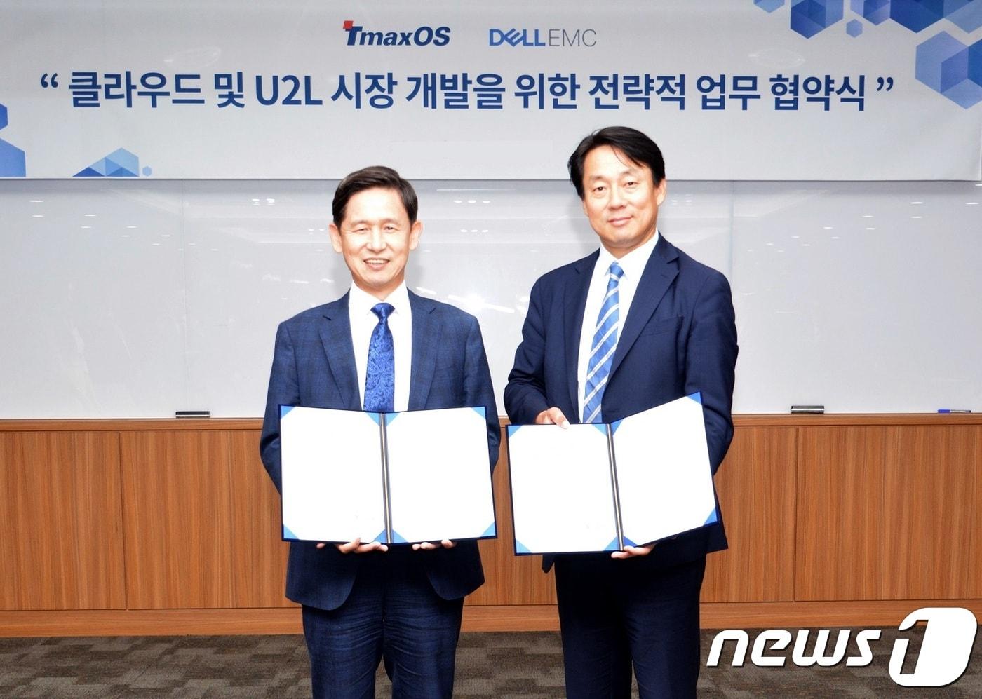 본문 이미지 - 박학래 티맥스오에스 대표이사(왼쪽)과 김경덕 델EMC 한국 커머셜 비즈니스 총괄 사장이 업무협약을 체결하고 기념촬영을 하고 있다.(티맥스오에스 제공)ⓒ News1