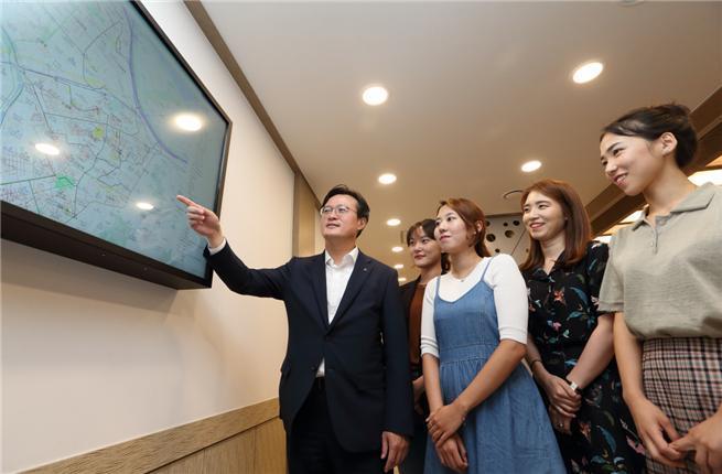 본문 이미지 - 채현일 영등포구청장이 ''여성안심 빅데이터 셉테드(CPTED) 플랫폼'' 화면을 보며 수집된 자료들을 설명하고 있다(영등포구 제공).ⓒ News1