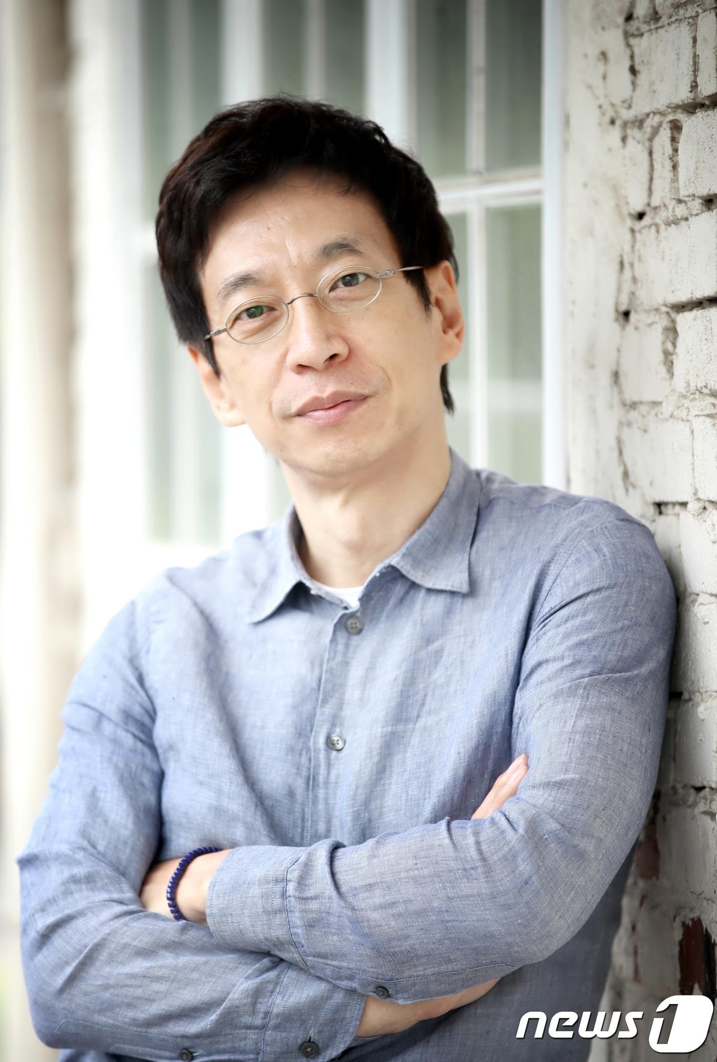 본문 이미지 - 서울 삼청동 카페. 영화 '상류사회' 변혁 감독 인터뷰.2018.8.24/뉴스1 ⓒ News1 권현진 기자