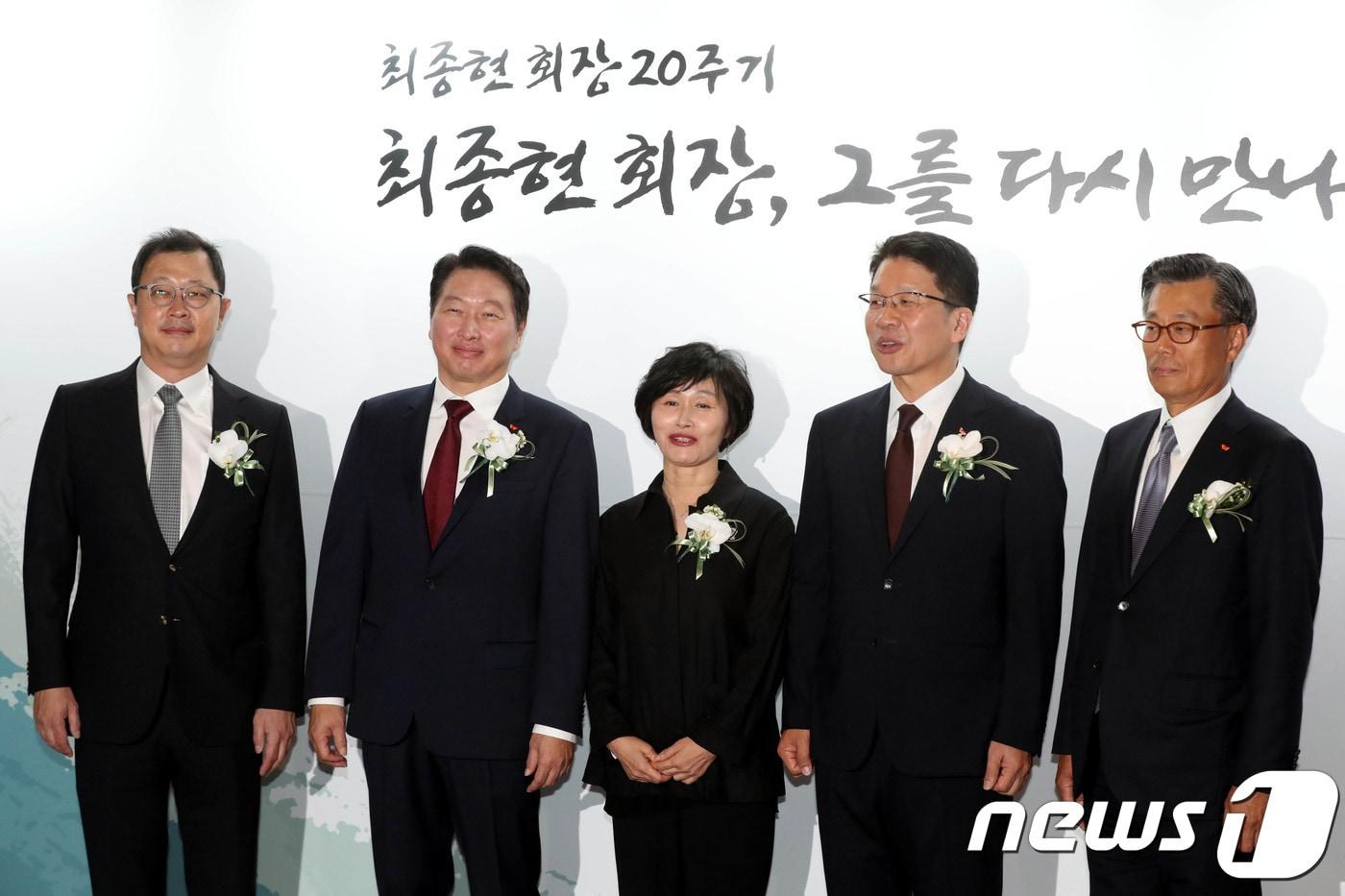 최태원 SK그룹 회장의 동생인 최기원 SK행복나눔재단 이사장이 성남시 대장동 개발사업을 주도한 '화천대유자산관리'에 초기사업자금을 빌려준 '킨앤파트너스'에 400억원의 투자자금을 빌려준 개인투자자인 것으로 확인됐다. 사진은 SK그룹 최태원 회장(왼쪽 두번째), 최기원 이사장(가운데) 이 지난 2018년 8월 서울 광장동 워커힐호텔에서 열린 고 최종현 선대회장의 20주기 추모식에 참석해 추모객들을 맞이하고 있는 모습. /뉴스1 ⓒ News1 이광호 기자