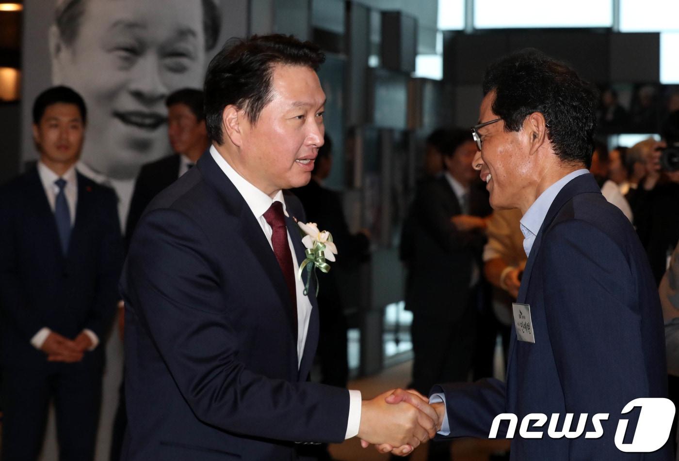 최태원 SK그룹 회장이 24일 오후 서울 광장동 워커힐호텔에서 열린 고 최종현 선대회장의 20주기 추모식에서 추모객들을 맞이하고 있다.2018.8.24/뉴스1 ⓒ News1 이광호 기자