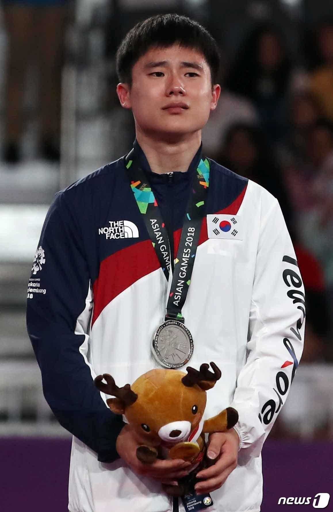 본문 이미지 - 2018 자카르타·팔렘방 아시안게임 남자 도마에서 결정적 실수로 벌점을 받아 금메달을 놓친 김한솔이 아쉬워하고 있다. 뉴스1 DB ⓒ News1 김명섭 기자