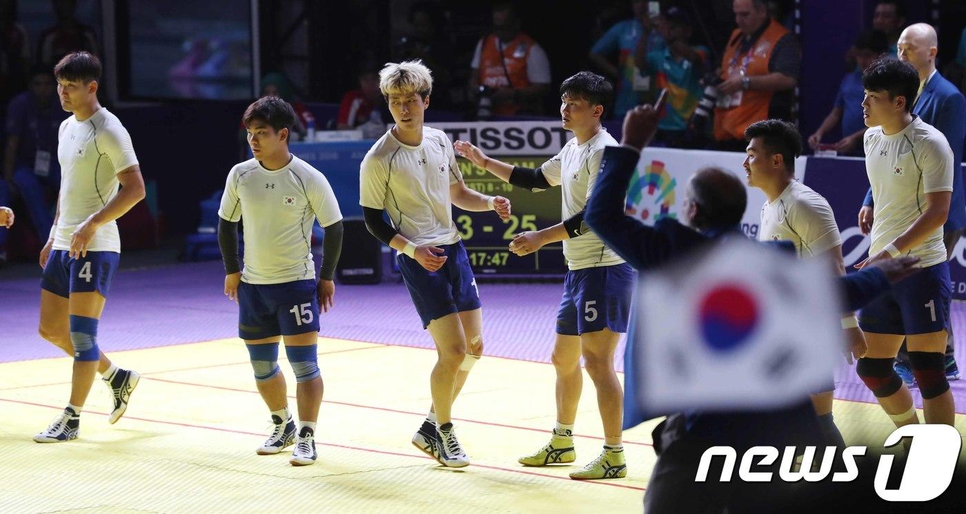 24일 오후 인도네시아 자카르타 시어터 가루다에서 열린 2018 자카르타·팔렘방 아시안게임 남자 카바디 결승전 대한민국과 이란의 경기에서 대한민국 선수들이 수비를 하고 있다. 이날 대한민국은 이란에 패하며 은메달을 차지했다. 2018.8.24/뉴스1 ⓒ News1 임세영 기자