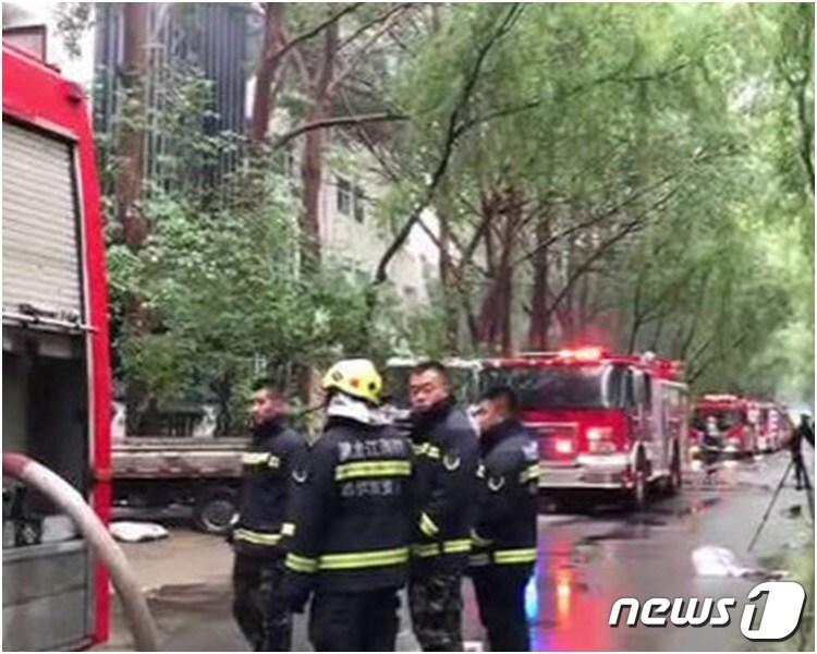 본문 이미지 - 25일 중국 헤이룽장성 하얼빈시의 한 온천호텔에서 발생한 화재현장에서 구조작업 중인 소방대원들. (출처=CCTV갈무리) ⓒ News1