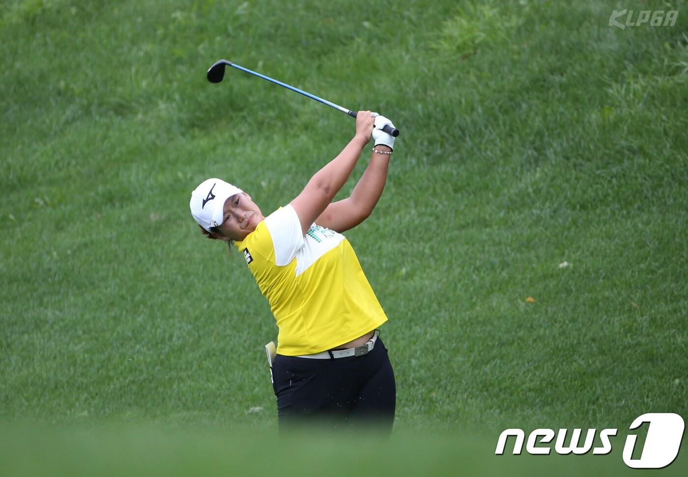 본문 이미지 - 나희원이 25일 강원도 정선 하이원CC에서 열린 '하이원 리조트 여자오픈 2018' 2라운드 4번 홀에서 세컨샷을 하고 있다. (KLPGA 제공) 2018.8.25/뉴스1