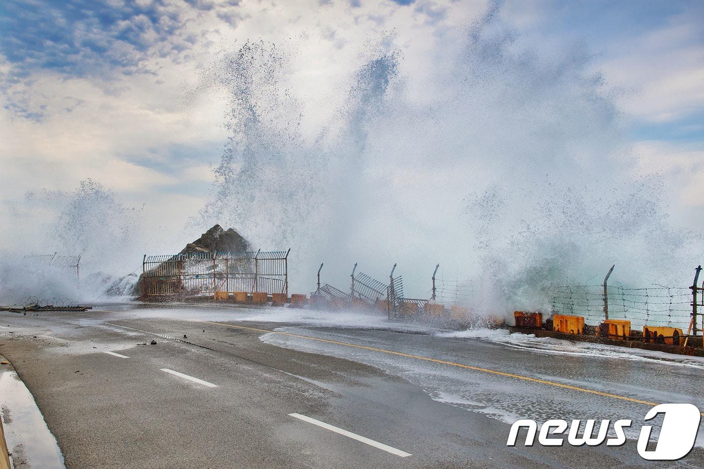 강한 파도가 도로로 밀려오는 모습/뉴스1