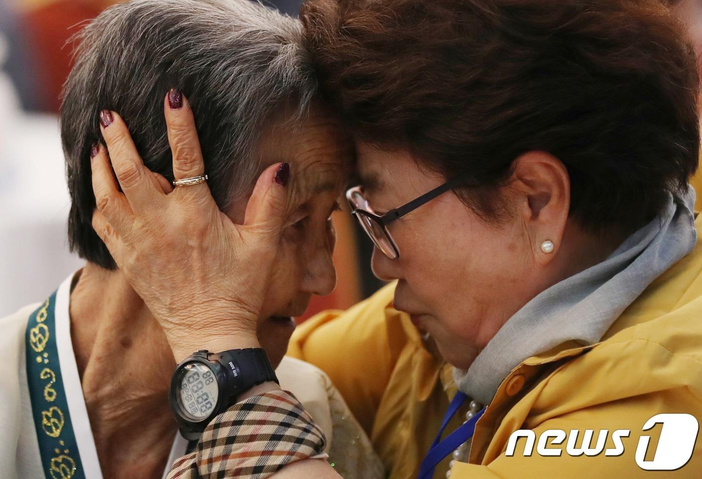 21차 이산가족 상봉행사 2회차 둘째날인 25일 오후 북한 금강산이산가족면회소에서 열린 단체상봉에서 북측 박봉렬&#40;85&#41; 할머니가 남측 동생 박춘자&#40;77&#41; 씨와 머리를 맞대고 있다. 2018.8.25/뉴스1 ⓒ News1 뉴스통신취재단