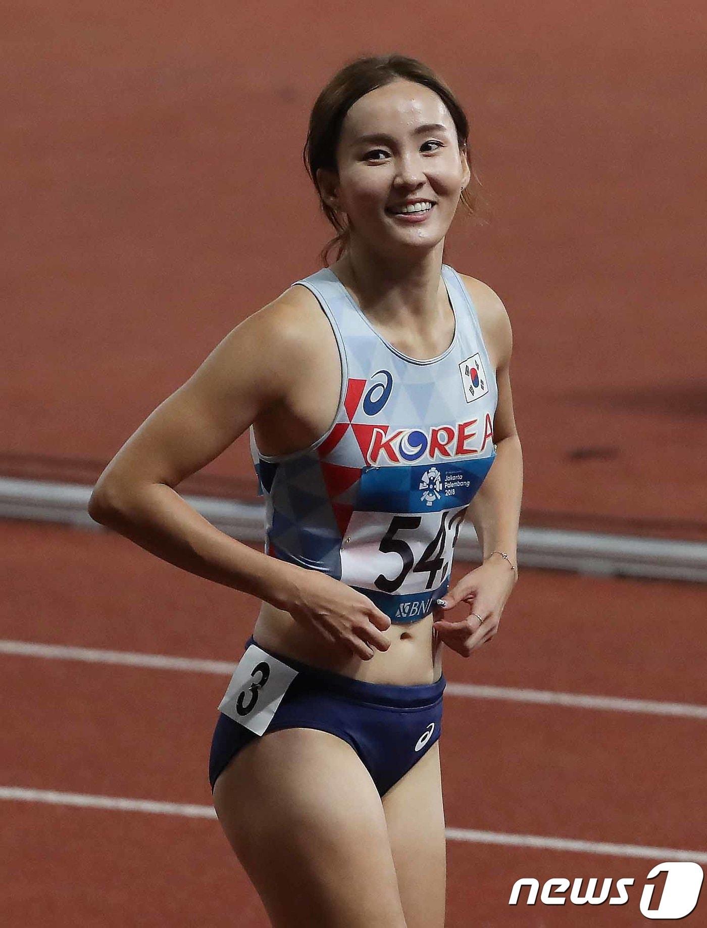 본문 이미지 - 25일 오후 인도네시아 자카르타 겔로라 붕 카르노(GBK)에서 열린 2018 자카르타·팔렘방 아시안게임 육상 여자 100M 허들 예선에서 정혜림이 셜승선을 통과하고 환하게 웃고 있다. 2018.8.25/뉴스1 ⓒ News1 임세영 기자