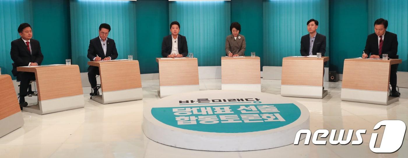 본문 이미지 - 바른미래당 9·2 전당대회에서 당권에 도전하는 당 대표 후보들이 26일 오전 광주 남구 월산동 광주문화방송에서 열린 TV토론회에 앞서 토론준비를 하고 있다. 왼쪽부터 김영환·정운천·이준석·권은희·하태경·손학규 후보.2018.8.26/뉴스1 ⓒ News1 한산 기자
