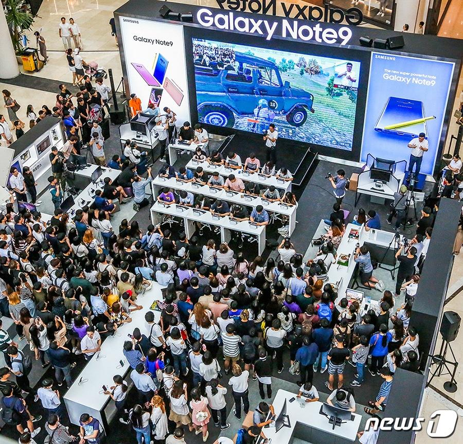 본문 이미지 - 지난 25일 서울 영등포 타임스퀘어 아트리움 광장의 갤럭시 스튜디오에서 열린 '갤럭시 노트9 X 배틀그라운드 모바일 스페셜 챌린지’에 참가한 시민들이 경기를 펼치고 있다. (삼성전자 제공) 2018.8.26/뉴스1