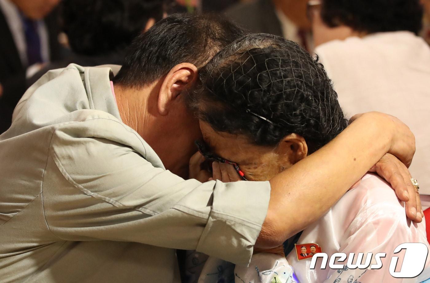 본문 이미지 - 21차 이산가족 상봉행사 2회차 마지막날인 지난 2018년 8월 26일 북한 금강산호텔에서 열린 작별상봉 및 공동중식에서 북측 리근숙(84) 할머니와 남측 이부동생 황보우영 씨가 눈물을 흘리고 있다. 2018.8.26/뉴스1 ⓒ News1 뉴스통신취재단