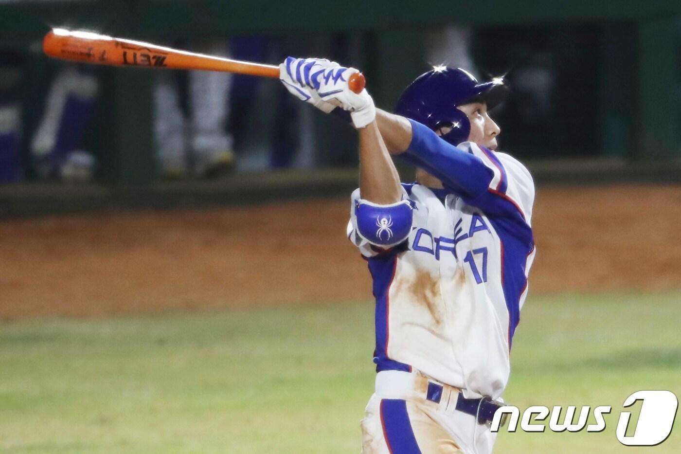 26일 오후 인도네시아 자카르타 겔로라 붕 카르노(GBK) 야구장에서 열린 2018 자카르타·팔렘방 아시안게임 야구 조별리그 B조 1차전 대한민국과 대만의 경기 5회말 1사 주자없는 상황 이정후가 2루타를 치고 있다. 2018.8.26/뉴스1 ⓒ News1 임세영 기자