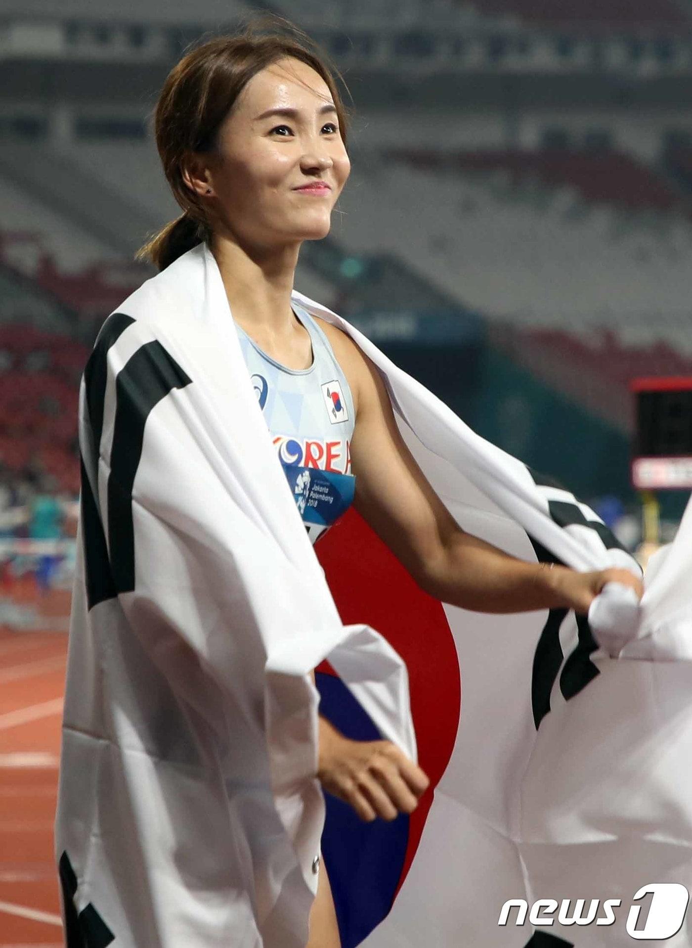 본문 이미지 - 육상 여자 국가대표 정혜림이 26일 인도네시아 자카르타 겔로라 붕 카르노(GBK) 스타디움에서 열린 2018 자카르타 팔렘방 아시안게임 여자 육상 100m 허들 결승전에서 1등으로 결승선을 통과 후 세러머니를 하고 있다. 2018.8.26/뉴스1 ⓒ News1 김명섭 기자