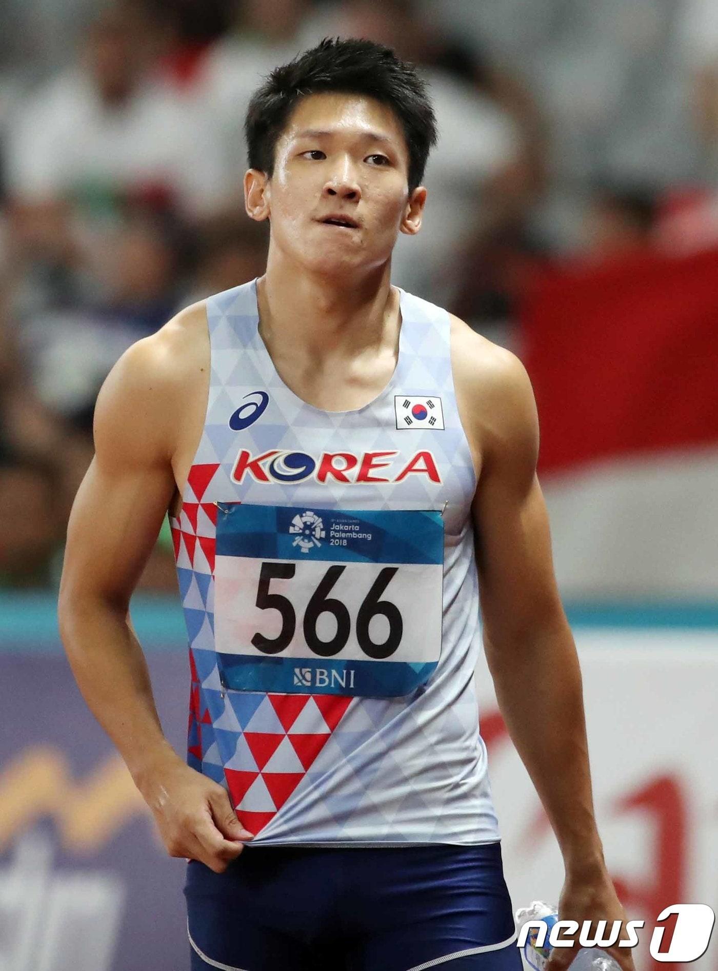 본문 이미지 - 육상 남자 국가대표 김국영이 26일 인도네시아 자카르타 겔로라 붕 카르노(GBK) 스타디움에서 열린 2018 자카르타 팔렘방 아시안게임 남자 육상 100m 결승전에서 결승선을 통과하고 기록을 확인하고 있다. 김국영은 이 경기에서 8위를 차지했다.2018.8.26/뉴스1 ⓒ News1 김명섭 기자