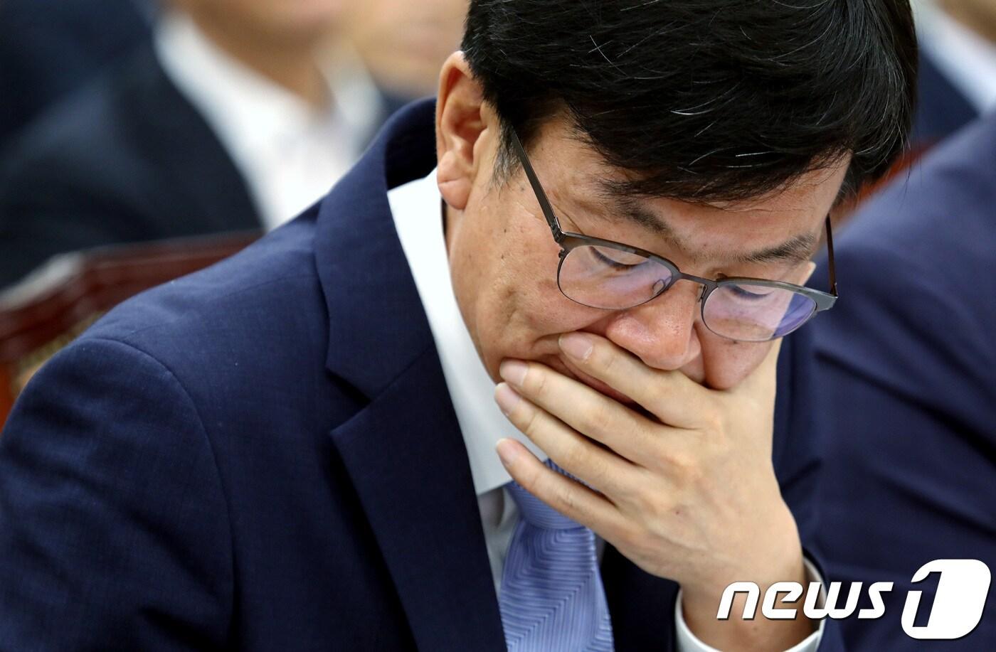 본문 이미지 - 김상조 공정거래위원장이 27일 국회 정무위원회 전체회의에서 생각에 잠겨 있다. 2018.8.27/뉴스1
