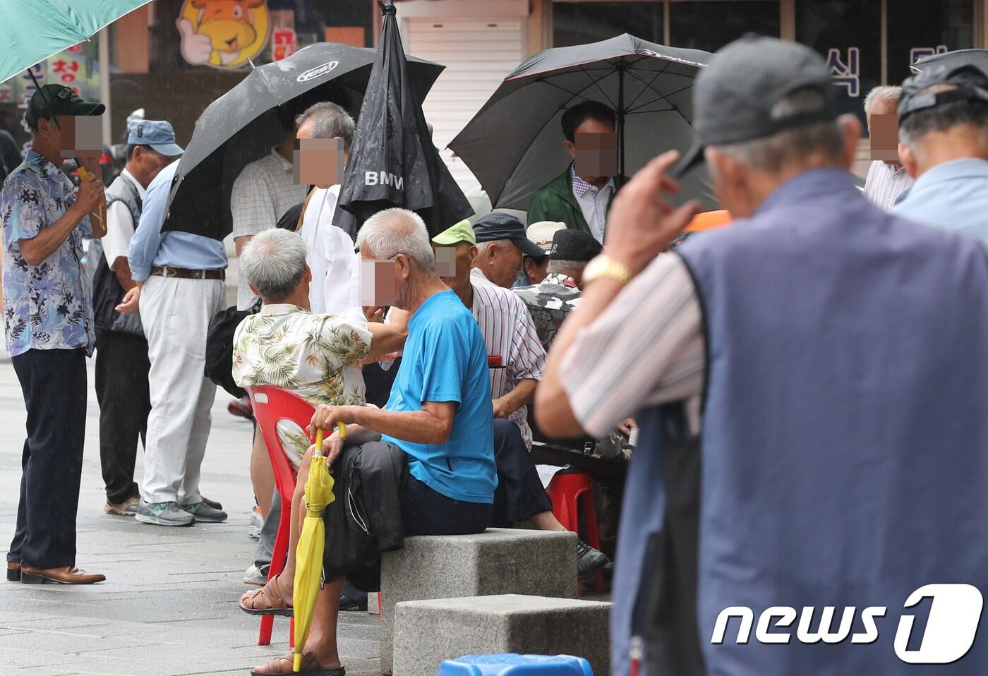 서울 종로구 탑공공원에서 노인들이 휴식을 취하고 있다. ⓒ News1 송원영 기자