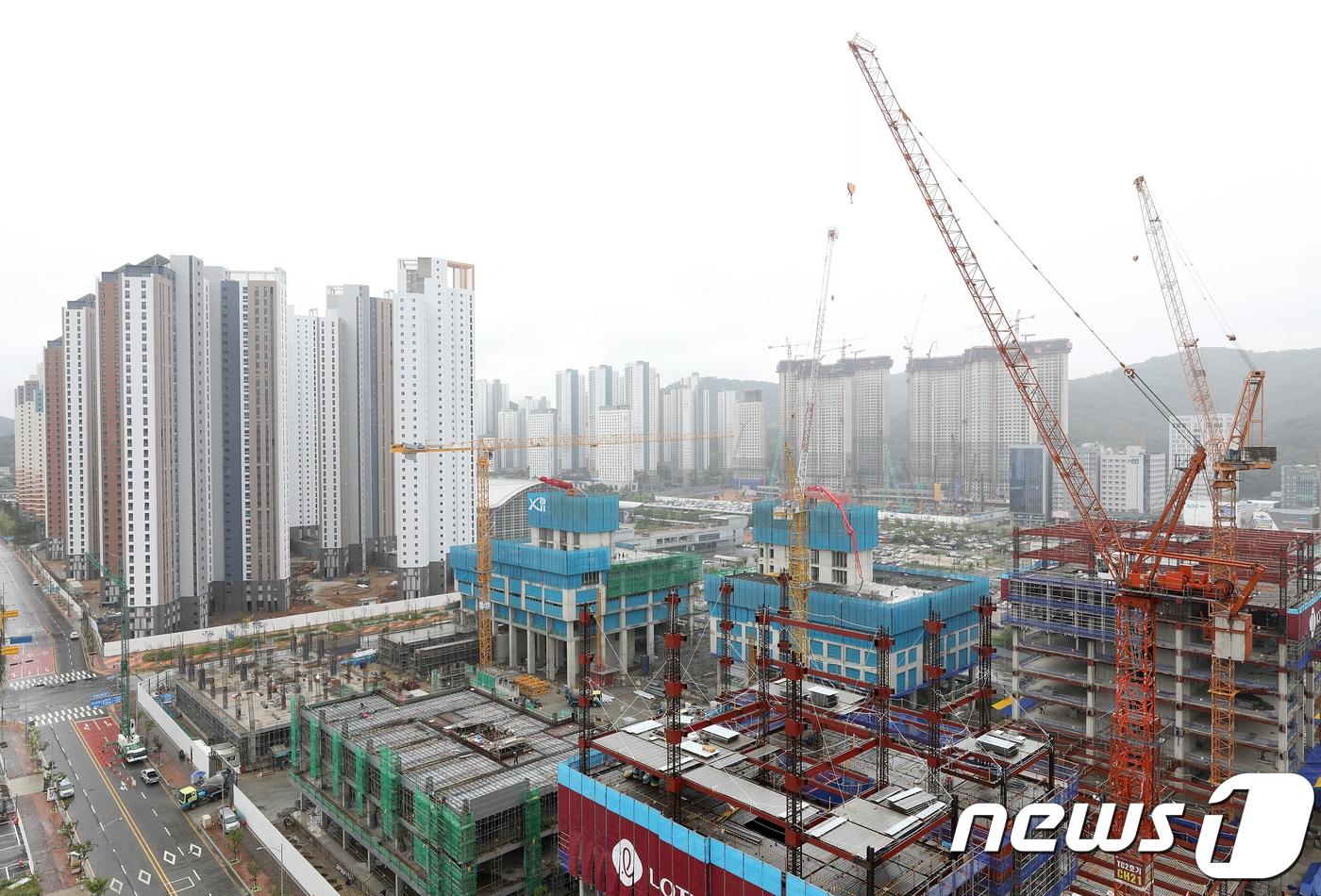 경기 광명시 광명역 인근에서 인부들이 아파트 건설 작업을 하고 있다. /뉴스1 ⓒ News1 신웅수 기자