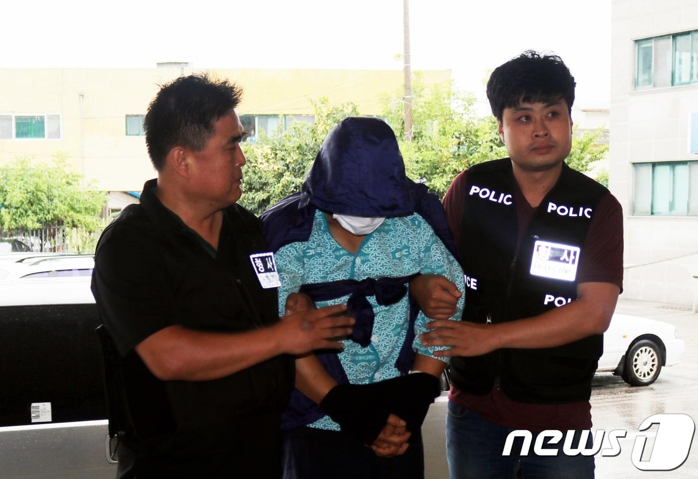 충북 옥천에서 발생한 '네 모녀' 살해 사건의 용의자인 40대 가장 A씨(42)가 27일 옥천경찰서로 이송되고 있다. 빚 독촉에 시달리던 A씨는 세 딸과 아내를 살해한 혐의를 받고 있다.2018.8.28/뉴스1 ⓒ News1 김기준 기자