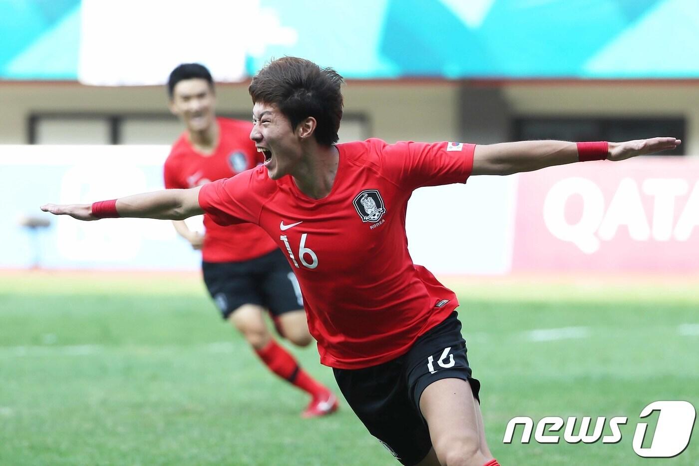 본문 이미지 - 27일 오후 인도네시아 브카시 패트리어트 스타디움에서 열린 2018 자카르타·팔렘방 아시안게임 U-23 남자축구 8강전 대한민국과 우즈베키스탄의 경기에서 황의조가 선제골을 넣고 환호하고 있다. 2018.8.27/뉴스1 ⓒ News1 임세영 기자