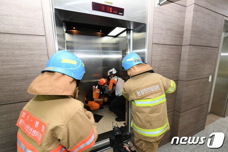 본문 이미지 - 지난해 8월 평창군과 평창소방서가 평창국민체육센터에서 승강기 갇힘사고에 신속 대응하기 위한 유관기관 합동 훈련을 실시하고 있다.2018.8.27/뉴스1 ⓒ News1 권혜민 기자