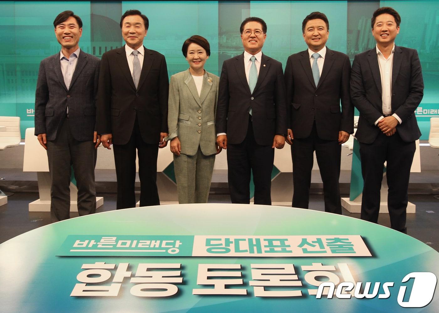 본문 이미지 - 9·2 전당대회를 앞둔 바른미래당 당대표 후보자들(왼쪽부터 하태경, 손학규, 권은희, 정운천, 김영환, 이준석)이 지난 27일 오후 서울 중구 TV조선 스튜디오에서 당대표 선출 합동 토론회 전 기념사진을 촬영하고 있다. 2018.8.27/뉴스1 ⓒ News1 국회사진취재단