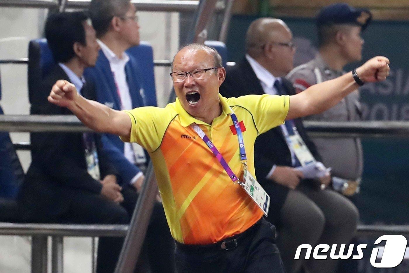 27일 오후 인도네시아 브카시 패트리어트 스타디움에서 열린 2018 자카르타·팔렘방 아시안게임 U-23 남자축구 8강전 베트남과 시리아의 경기 연장 후반 베트남의 골이 터지자 박항서 감독이 환호하고 있다. 2018.8.27/뉴스1 ⓒ News1 임세영 기자