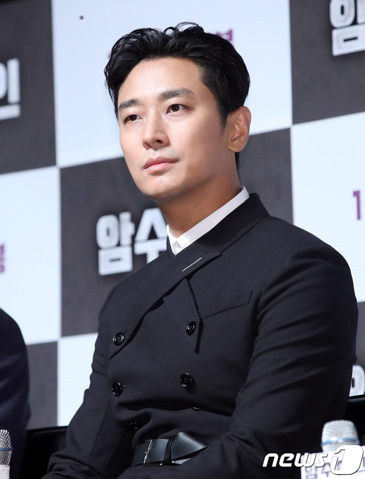 본문 이미지 - 배우 주지훈이 28일 오전 서울 강남구 압구정CGV에서 열린 영화 ‘암수살인’ 제작보고회에 참석해 매력을 발산하고 있다. '암수살인'은 감옥에서 7건의 추가 살인을 자백하는 살인범(주지훈 분)과 자백을 믿고 사건을 쫓는 형사(김윤석 분)의 이야기를 다룬 범죄실화극이다. 2018.8.28/뉴스1 ⓒ News1 권현진 기자